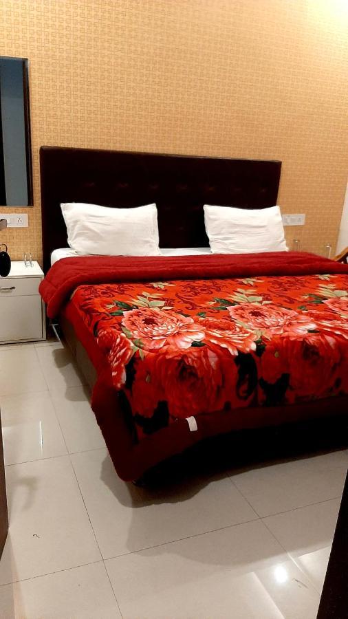 Hotel Hollywood Zirakpur Extérieur photo
